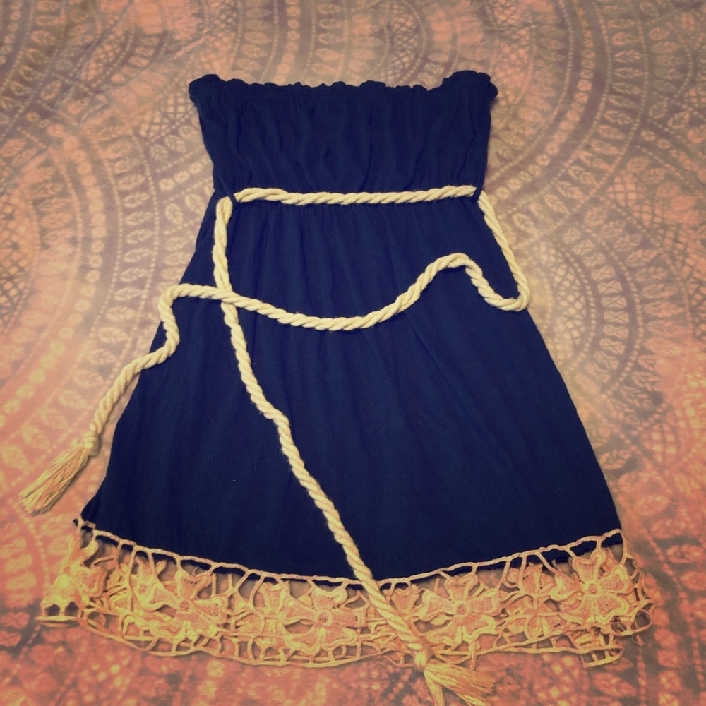 Strapless linen tank w/ white lace at bottom (M)